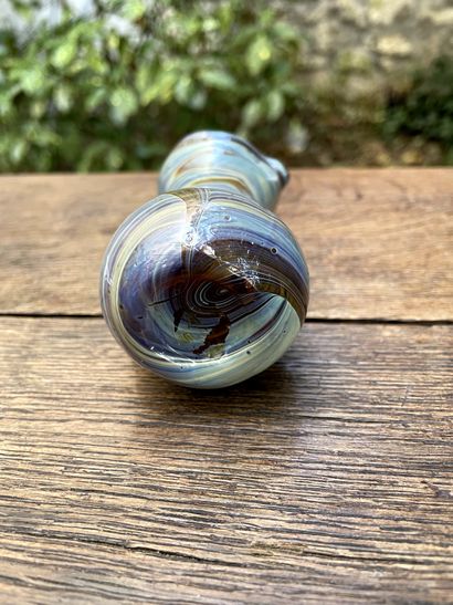  Petit pichet en verre soufflé jaspé. 
XIXe siècle 
H. 9 cm 
(petit éclat au col...