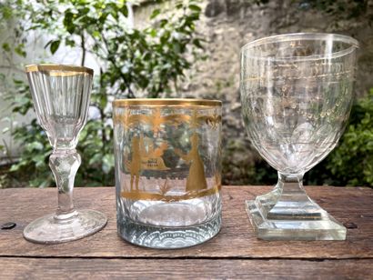 null Lot including : 

- Three gilt decorated stemmed glasses. Circa 1820 (missing...