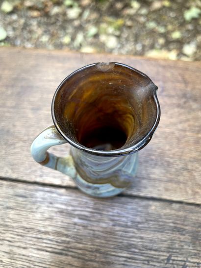 null Petit pichet en verre soufflé jaspé.

XIXe siècle

H. 9 cm

(petit éclat au...