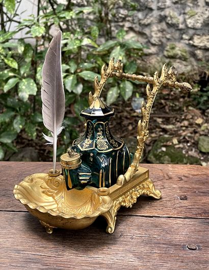 null CHAULIN

Green glass inkwell with gilt decoration of flowers and gilt bronze...