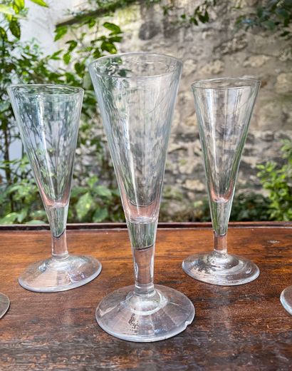 null Nine glass flutes 

Early 19th century

H. 15 cm approx.

(rare small chips...