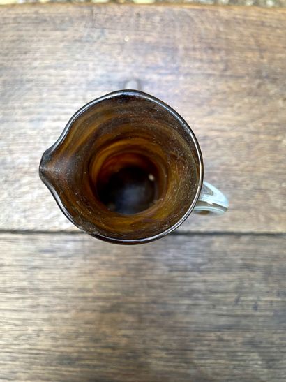  Petit pichet en verre soufflé jaspé. 
XIXe siècle 
H. 9 cm 
(petit éclat au col...