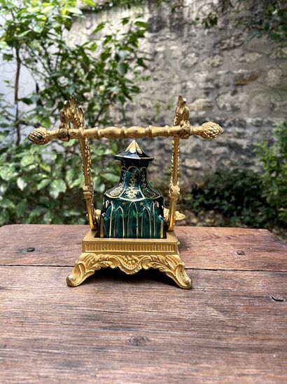 null CHAULIN

Green glass inkwell with gilt decoration of flowers and gilt bronze...