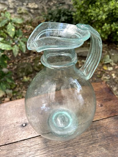 null Blown glass decanter.

19th century.

H. 24,5 cm 

(accident)