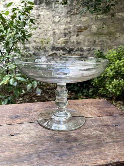  Lot including: 
- A blown glass bowl on a pedestal. Late 19th century. H. 13,8 cm....