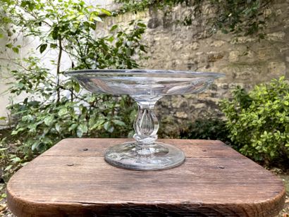  Lot including: 
- A blown glass bowl on a pedestal. Late 19th century. H. 13,8 cm....