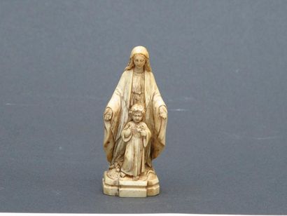 Ivoire. La Vierge Marie et Jésus enfant....