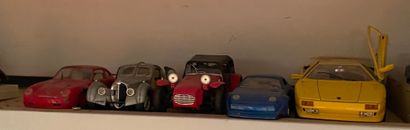 Ensemble de petites voitures et jouets