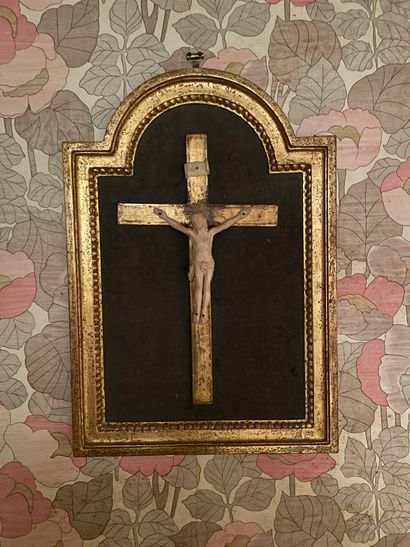 null Crucifix en os dans un cadre en bois doré 43,5 x 30 cm