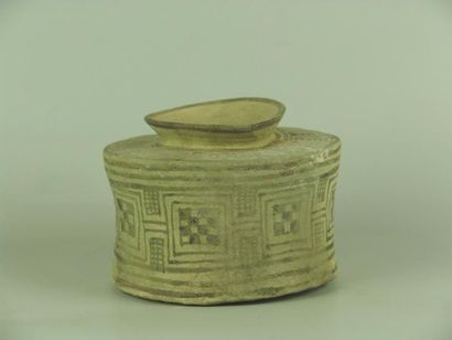 CIVILISATIONS DE L’INDUS - MEHRGARH (3000 av. J.C.) Pot en terre cuite à décor géométrique...