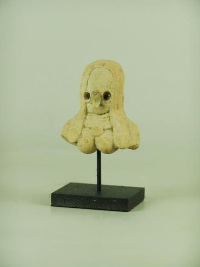 CIVILISATIONS DE L’INDUS - MEHRGARH (3000 av. J.C.) Buste d'idole féminine. En terre...