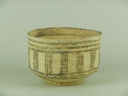 CIVILISATIONS DE L’INDUS - MEHRGARH (3000 av. J.C.) Pot en terre cuite à décor peint....