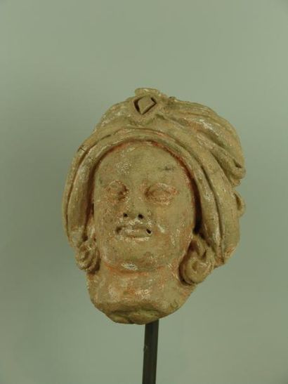 ART GRECO-BOUDDHIQUE DU GANDHARA (Ier - Vème siècle) Tête de femme coiffée d'un turban...