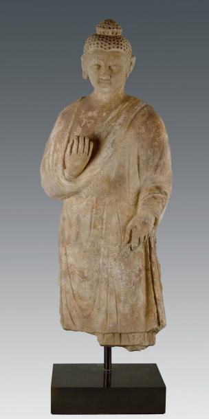 ART GRECO-BOUDDHIQUE DU GANDHARA (Ier - Vème siècle) Bouddha debout, tenant de la...