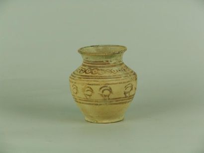 CIVILISATIONS DE L’INDUS - MEHRGARH (3000 av. J.C.) Vase en terre cuite à décor de...
