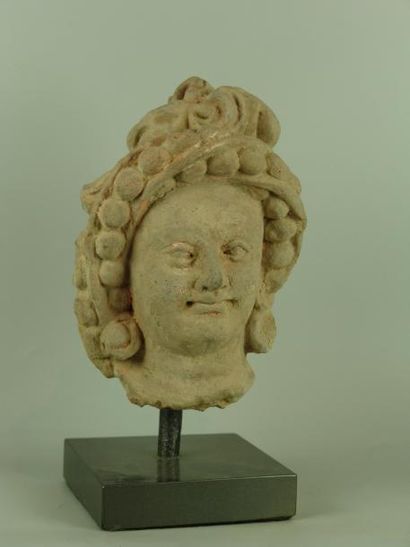 ART GRECO-BOUDDHIQUE DU GANDHARA (Ier - Vème siècle) Tête de femme à la coiffure...