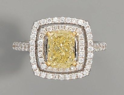 null Bague diamant rectangle brillanté (2,04 cts) (certificat GIA-Fancy intense yellow...