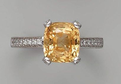 null Bague saphir jaune (non chauffé 5,5 cts, certificat GIA) en or et diamants