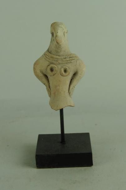 NINDOWARI (2300 - 2000 av. J.C.) Buste idole féminine à bec d'oiseau. En terre cuite....