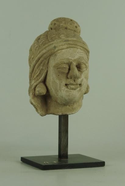 null ART GRECO-BOUDDHIQUE DU GANDHARA (Ier - Vème siècle) Tête de femme, coiffée...