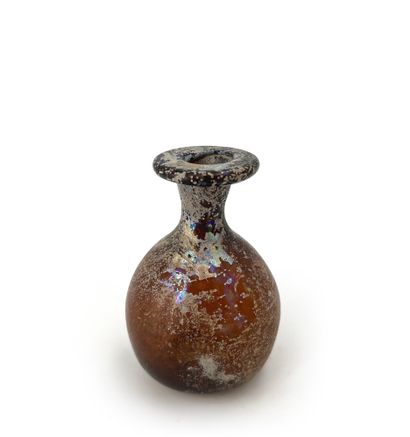  Flacon à panse globulaire en verre marron. Epoque romaine, II-IIIème siècle H :...