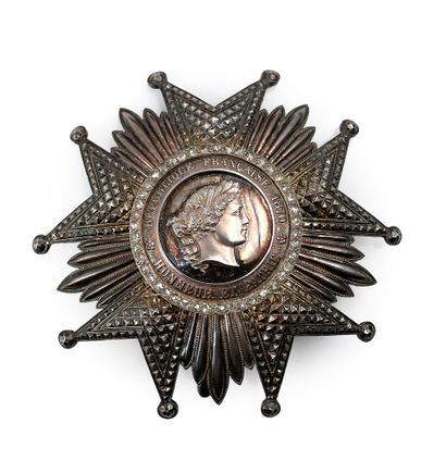 法国荣誉军团勋章，豪华模型，来自第三共和国时期，被André Damien（2002年）用作大军官模型。
银质，中心分三部分，图例边框全部镶嵌了44颗小钻石。
反面有两个钩子和摇动的针。
93毫米。毛重：104.4克。
在其八角形的箱子里，覆盖着红色的摩洛哥，用金色标记...