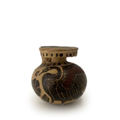 null Globular aryball in beige terracotta with black and ochre highlights, the body...