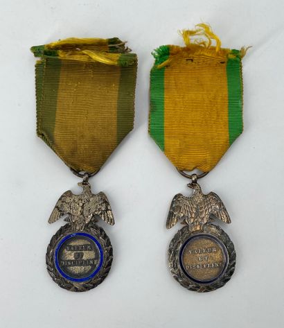 null FRANCE Deux médailles militaires du 2e type.
En vermeil et émail (éclats).
Centres...