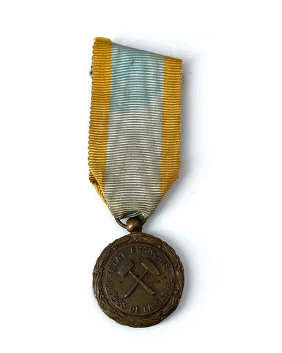 null FRANCE Medal of the mines of the Saarland.
In bronze. Ribbon.
30 mm.