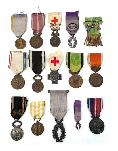 null FRANCE Ensemble de quinze médailles de secours mutuels, sociétés de secours...