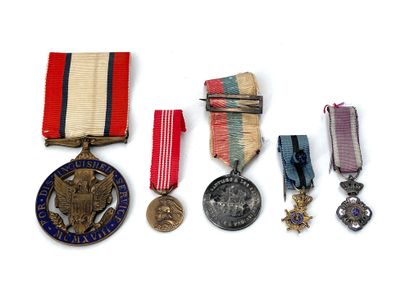  Divers étranger. Ensemble comprenant : - Médaille «For Distinguished Service». En...
