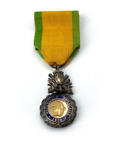 null FRANCE Médaille militaire IIIe République à trophée biface aux canons. Centre...