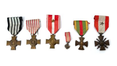  FRANCE Six croix : - Deux croix du combattant dont une du régime de Vichy. - Croix...