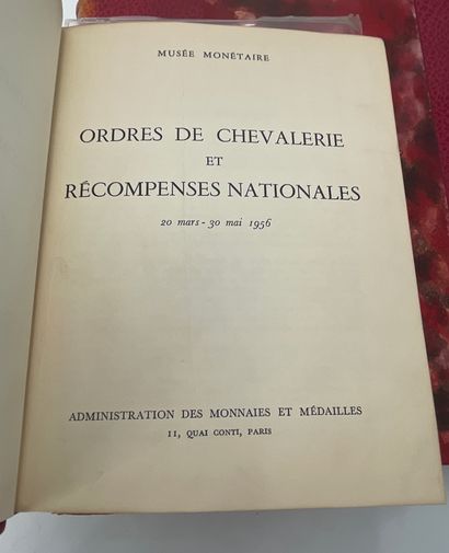 null 套装包括:
- "骑士勋章和国家奖章 "目录。
Administration des Monnaies。1956年3月至5月。
半皮装订。
- Bourdier。"Les...