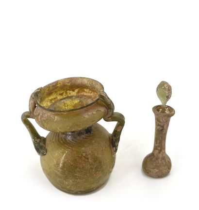 null Balsamaire out of glass with decorations pinched on the body.
Roman time, II-IVème...