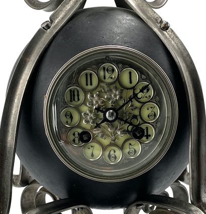 null SOUVENIRS DE LA BATAILLE DE LA MOSKOWA 惊人的时钟，有花的表盘和阿拉伯数字。
高度43厘米。
身体由一个镂空的球...