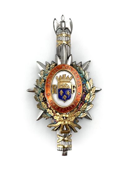 VERSAILLES市的徽章是凡尔赛市议会成员的徽章。 ，银制，镀金和珐琅。 反面有珠宝商的扣子。...