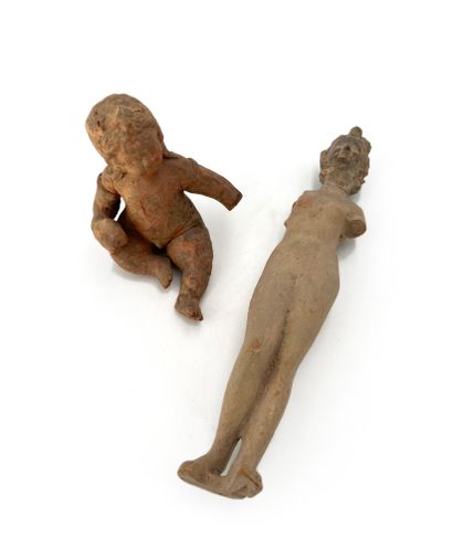 null Enfant assis en terre cuite orangée.
Egypte, époque romaine II-IIIème siècle...