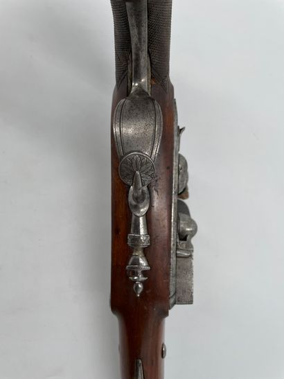 null Officer's flintlock pistol, from the Versailles Manufacture.
Smooth barrel,...