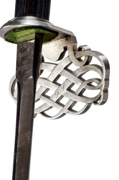 null 
美术学院Lucien BRASSEUR院士的极品剑（1946年）

钢架。圆形乌木主轴，在有凹槽的柱子上，上面有一个代表 "雅典娜 "头像的青铜鞍座，在一个方形底座上的环形天，放在一个圆盘上；整个光亮的抛光金属在圆盘上镶嵌着...