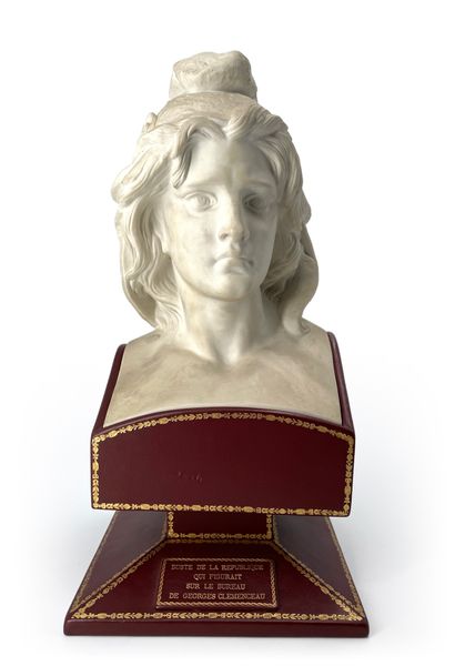  Buste de la République en biscuit de Sèvres Monté sur un socle recouvert de cuir...
