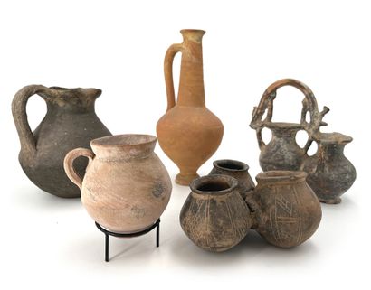 null Lot composé de vases antiques (cinq pièces) en terre cuite, dont un vase tr...