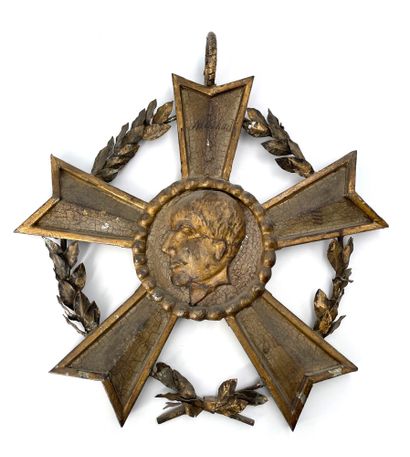 null La Légion d'honneur
Ornement décoratif à suspendre, en fer blanc doré, en plusieurs...