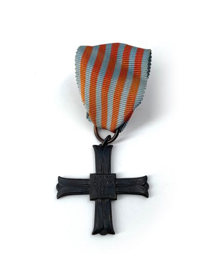  POLOGNE Croix de Monte Cassino En bronze, attribuée «48959» 40 mm. Ruban. T.T.B...