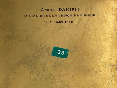  Précieux souvenir de Monsieur le bâtonnier André DAMIEN : Coffret en bronze doré,...