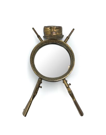 null Small brass hanging mirror decorated with kepis 1884 and Lebel rifles 1886.
Height...