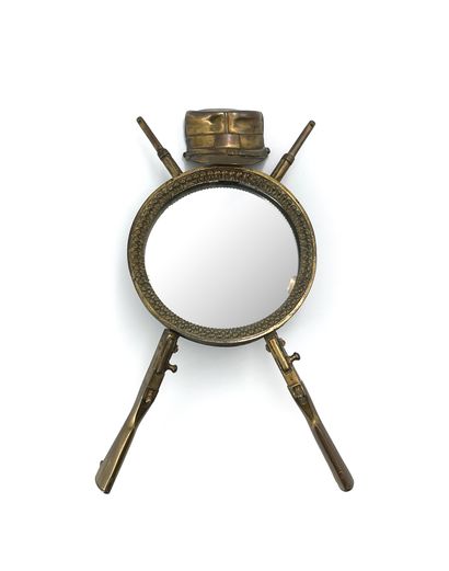 null Petit miroir à suspendre en laiton à décor de képis 1884 et de fusils Lebel...