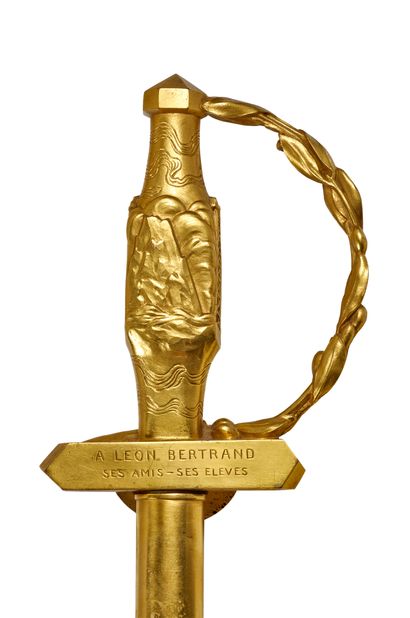 académie des sciences 
Léon BERTRAND (Arville, 1869 - Paris, 1947)的宝剑，科学院院士，1945年当选，"他的朋友-他的学生

鎏金铜的安装。锭子，边上有尖头的鞍座，部分装饰有代表...