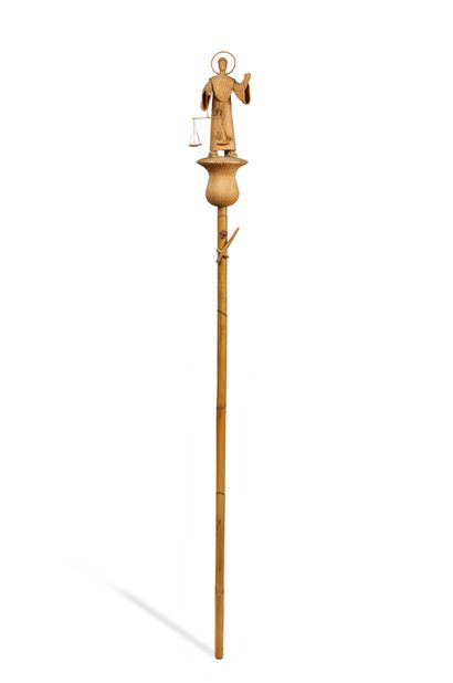  Souvenir du batonnier André DAMIEN Grand bâton orné d'une sculpture de Saint Yves...