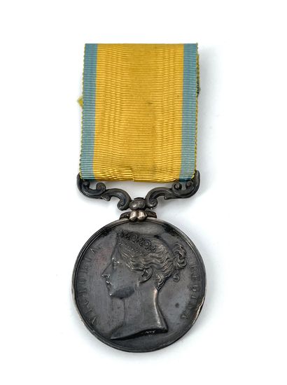  GRANDE BRETAGNE Médaille de la Baltique En argent. Ruban. 35 mm. Poids brut : 34...